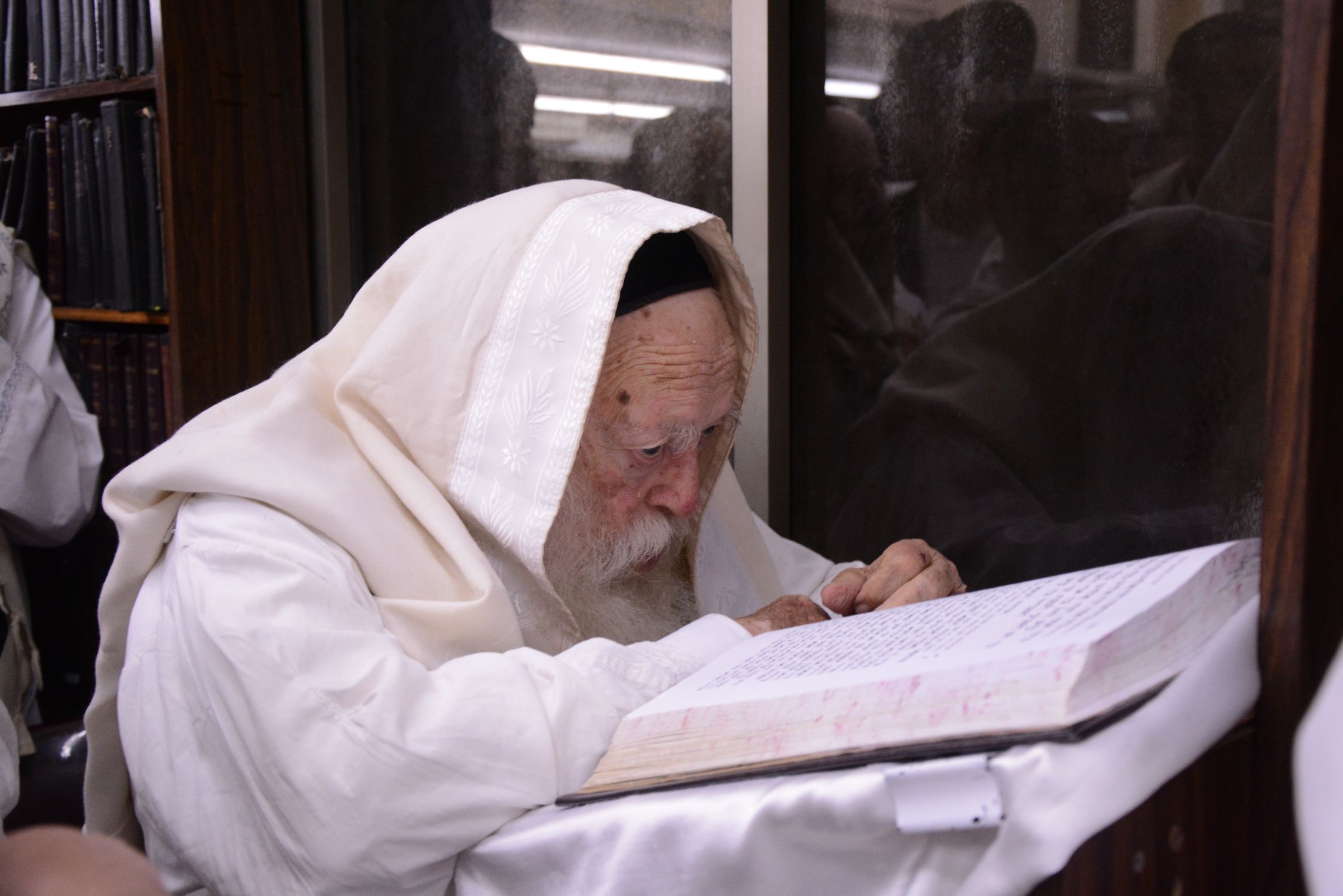 הנהגות מרן שר התורה לר"ה